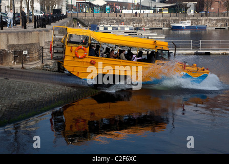 Anfibio veicolo turistico entra acqua, Liverpool, in Inghilterra Foto Stock