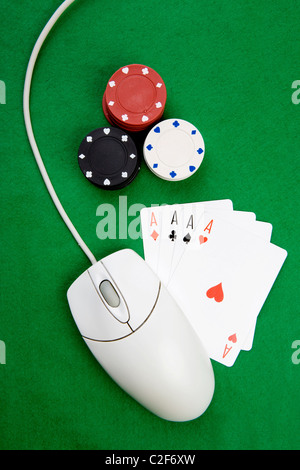 Un gioco online di concetto con il mouse del computer, quattro assi e feltro verde Foto Stock