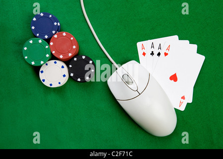 Un gioco online di concetto con il mouse del computer, quattro assi e feltro verde Foto Stock