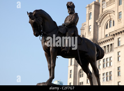 Liverpool: statua del re Edward VII & Royal Liver Building Foto Stock