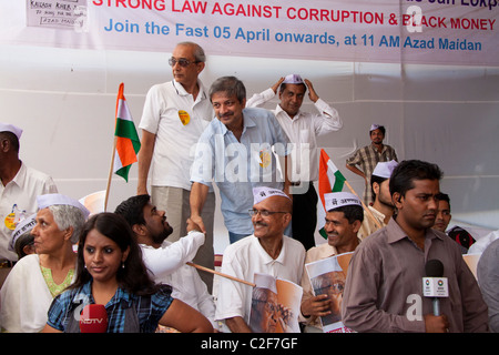 Anna Hazare anti corruzione rally sostenitori e canali di televisione reporter ad Azad Maidan in Mumbai (Bombay), Maharashtra, Foto Stock