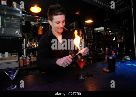 Un barman rendendo cocktail in un club a Brighton Foto Stock