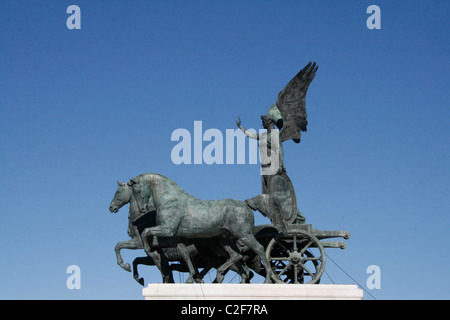 Dettaglio della quadriga dell'Unità carro cavalli sulla sommità del monumento vittoriano Roma Foto Stock