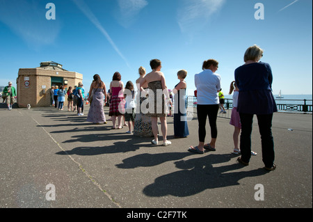 Brighton marathon 2011 - La lunga coda per le signore servizi igienici Foto Stock