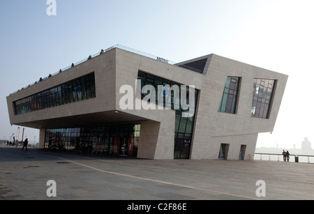 Pier Head, Liverpool: Mersey Ferry Terminal, Matou ristorante asiatico e Beatles Story. Foto Stock