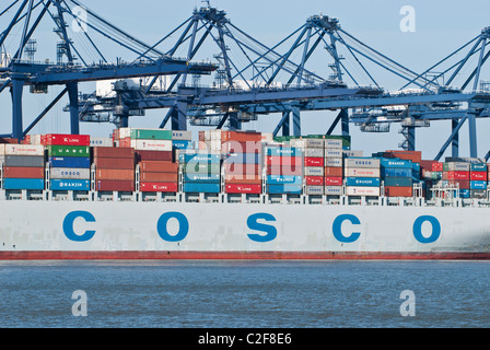 4 gru COSCO Container ship China Ocean Shipping Company governo cinese di proprietà. Felixstowe docks, Fiume Orwell, Suffolk REGNO UNITO Foto Stock