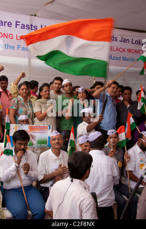 Anna Hazare sostenitori ad Azad Maidan in Mumbai rompendo il loro veloce al tempo stesso come Anna Hazare ha fatto di Delhi, India. Foto Stock