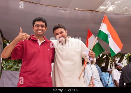 Anna Hazare dei sostenitori di celebrare la vittoria di Azad Maidan in Mumbai (Bombay), Maharashtra, India. Foto Stock