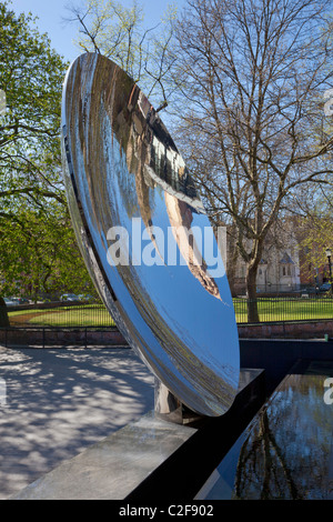 In acciaio inox a specchio di cielo al di fuori del Nottingham Playhouse Theatre Nottingham Inghilterra GB UK EU Europe Foto Stock