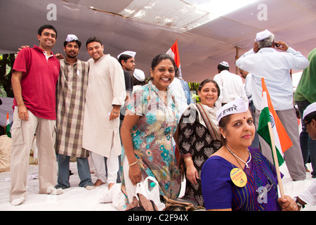 Anna Hazare dei sostenitori di celebrare la vittoria di Azad Maidan in Mumbai (Bombay), Maharashtra, India. Foto Stock