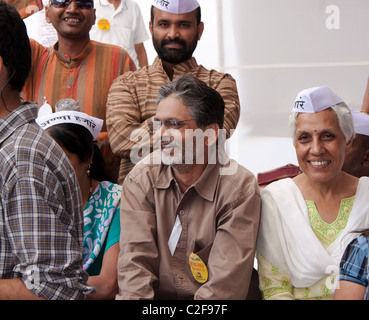 Anna Hazare dei sostenitori di celebrare la vittoria di Azad Maidan in Mumbai (Bombay), Maharashtra, India. Foto Stock