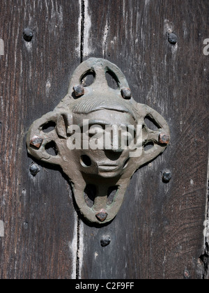 Medievale porta in ottone respingente sulla chiesa di Santa Maria, Whalley,Clitheroe,Lancashire,l'Inghilterra,UK. Foto Stock