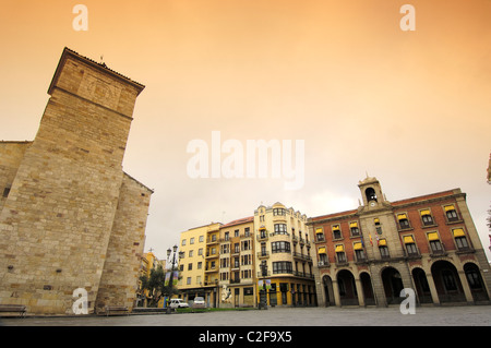 San Juan de Puerta Nueva chiesa e il municipio in background. Zamora. Castilla y Leon. Spagna Foto Stock