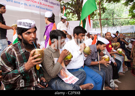 Anna Hazare sostenitori ad Azad Maidan in Mumbai rompendo il loro veloce al tempo stesso come Anna Hazare ha fatto di Delhi, India. Foto Stock