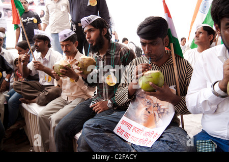 Anna Hazare sostenitori ad Azad Maidan in Mumbai rompendo il loro veloce al tempo stesso come Anna Hazare ha fatto di Delhi, India. Foto Stock