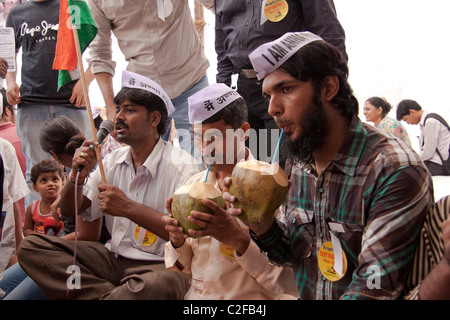 Anna Hazare sostenitori ad Azad Maidan in Mumbai rompendo il loro veloce al tempo stesso come Anna Hazare ha fatto di Delhi, India. Foto Stock