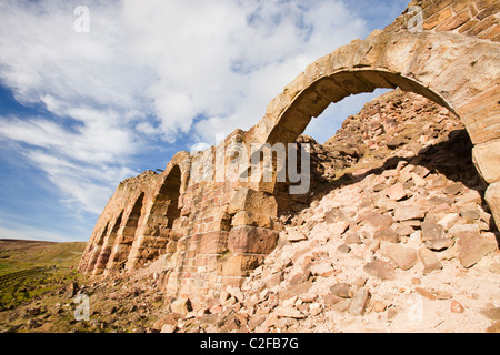 Sud forni di pietra, vecchi forni utilizzati per calcinare il ironstone scavata nella Rosedale nel North York Moors, UK. Foto Stock