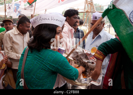 Anna Hazare dei sostenitori di celebrare la vittoria di Azad Maidan in Mumbai (Bombay), Maharashtra, India. Foto Stock