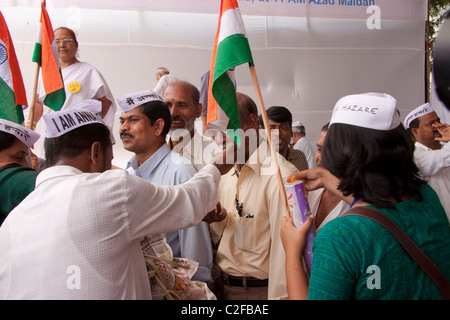 Anna Hazare dei sostenitori di celebrare la vittoria di Azad Maidan in Mumbai (Bombay), Maharashtra, India. Foto Stock