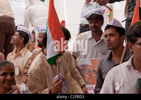 Anna Hazare dei sostenitori di celebrare la vittoria di Azad Maidan in Mumbai (Bombay), Maharashtra, India. Foto Stock