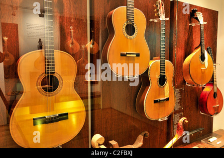 Il Portogallo, Lisbona: chitarra in esposizione al Museo del Fado Foto Stock