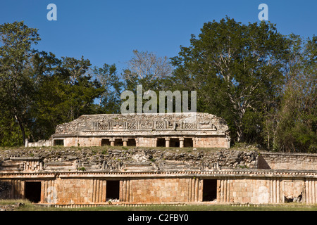 Portali ornati del Palazzo (El Palacio) presso le rovine Maya di Labna lungo la rotta Puuc nella penisola dello Yucatan, Messico. Foto Stock