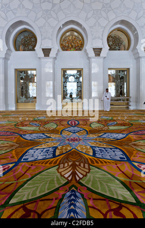 Una sala di preghiera e pavimento decorativo design presso la Moschea Sheikh Zayed di Abu Dhabi, negli Emirati Arabi Uniti. Foto Stock