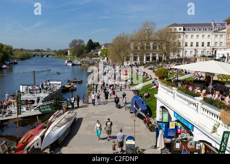 Vista lungo il fiume Tamigi Foto Stock