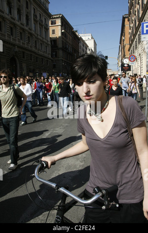 Rally contro le precarie condizioni di lavoro carenti di contratti di lavoro condizioni in roma italia 2011 Foto Stock