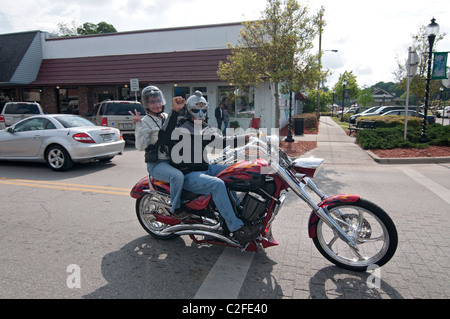 Accoppiare il motociclo viaggia attraverso piccoli North Florida cittadina di molle di alta Foto Stock