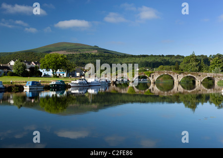 Vista sul fiume Barrow da Graiguenamanagh al villaggio di Tinnahinch, ponte ad arco in pietra e collina Brandon Foto Stock