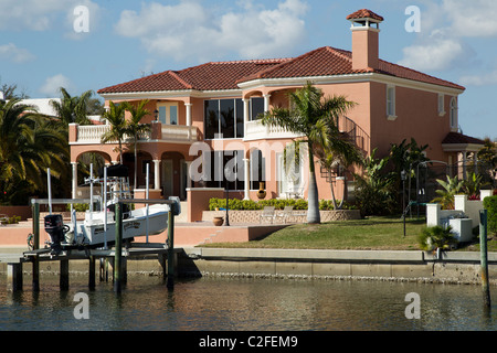 Una casa di lusso con una dock Foto Stock