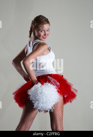 Signora giovane cheerleader che pongono in studio. Foto Stock