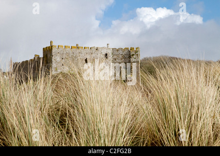 Basso angolo vista di Manorbier Castle dalla spiaggia Foto Stock