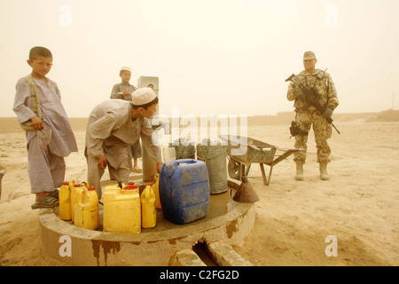 Un punto di acqua in un villaggio vicino a Kunduz, Afghanistan Foto Stock