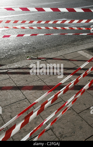 Bianco su rosso nastro temporanea ombra di barriera sulla strada Foto Stock