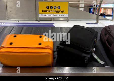 Carosello bagagli all'Aeroporto Internazionale di Heathrow Terminal 1 Foto Stock