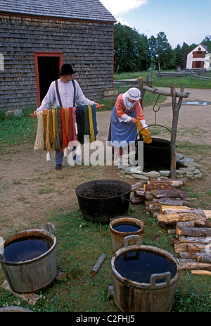 Donna canadese, uomo canadese, la tintura di lana, indossando il costume, Acadian Historical Village, vicino alla città di Caraquet, New Brunswick Provincia, Canada Foto Stock