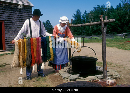Donna canadese, uomo canadese, la tintura di lana, indossando il costume, Acadian Historical Village, vicino alla città di Caraquet, New Brunswick Provincia, Canada Foto Stock