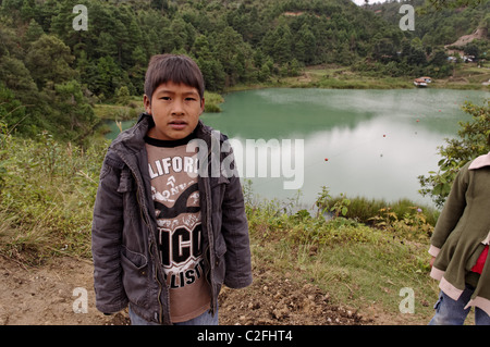 Bambino guatemalteco di fronte a uno dei laghi di Montebello che è alla frontiera tra Messico e Guatemala Foto Stock