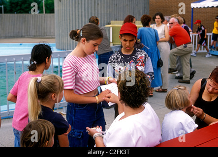 Persone fieldtrip dello studente per acquario marino e il centro storico di Shippagan New Brunswick Provincia del Canada America del Nord Foto Stock