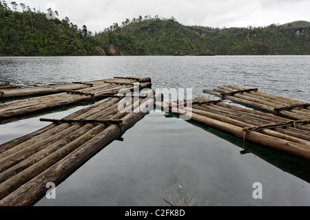 Gommoni per affitto in uno dei laghi di Montebello in Chiapas, Messico Foto Stock