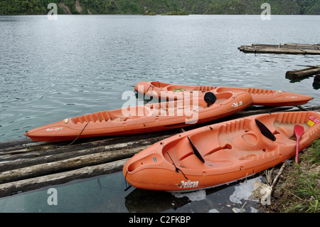 Gommoni e kayak noleggio in uno dei laghi di Montebello in Chiapas, Messico Foto Stock