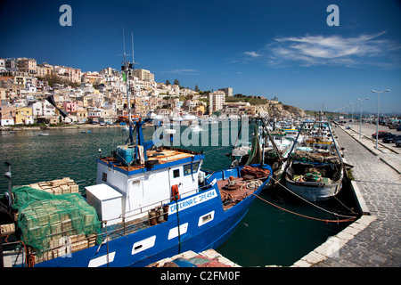 Barche da pesca nel porto di Sciacca Sicilia, Italia Foto Stock