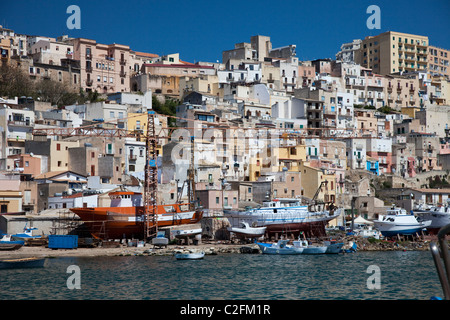 Barche da pesca nel porto di Sciacca Sicilia, Italia Foto Stock