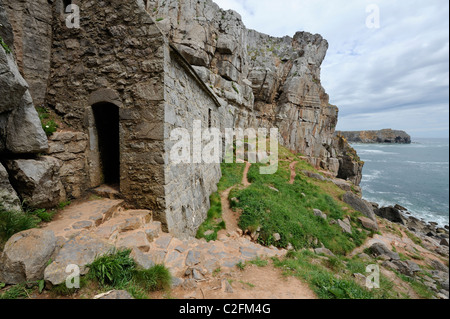 St Govan's Chapel, Pembrokeshire, Galles. Foto Stock