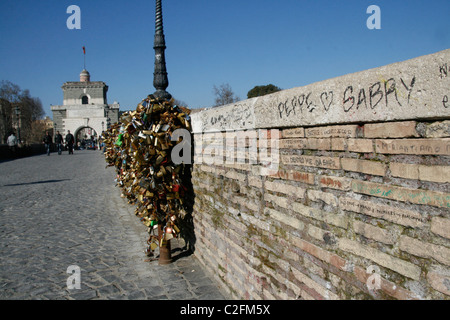 Amore lucchetti sul ponte Milvio a roma, Italia Foto Stock