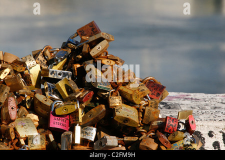 Amore lucchetti sul ponte Milvio a roma, Italia Foto Stock