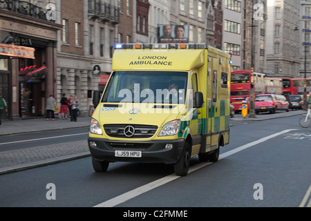 Un ambulanza di Londra su una chiamata di emergenza correndo attraverso le strade del centro di Londra, Regno Unito. Foto Stock