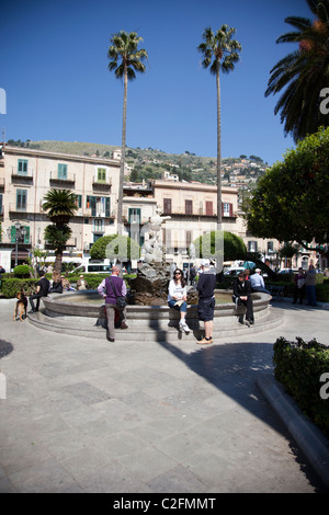 Lo spazio urbano di fronte a Monreale, Palermo, Sicilia, Italia Foto Stock
